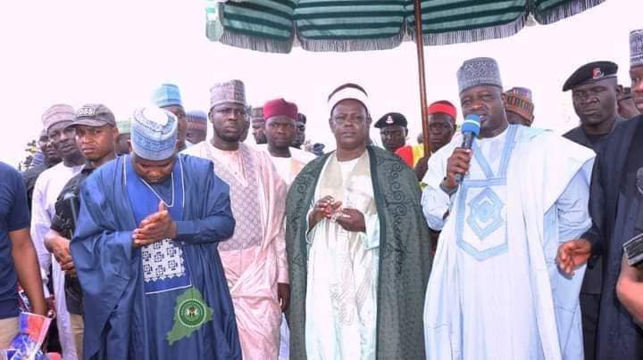 Engr Ibrahim accompanied kadafur to commissioned 300 houses